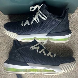 Lebron 16 Low ‘Black Python’